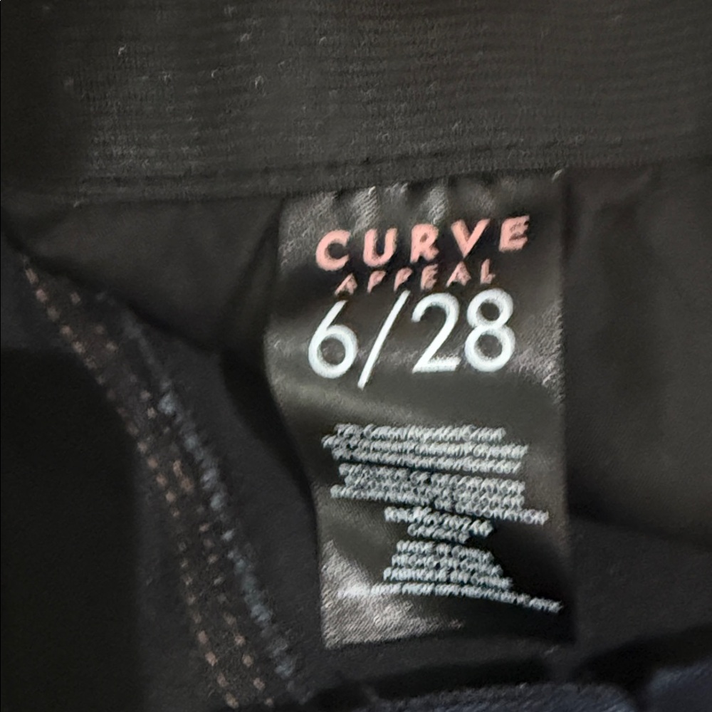 Elegant Black Skinny Dark Denim Jeans for Women - Picture 2 of 7